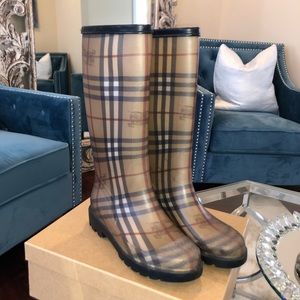 Burberry Rainboots size 6